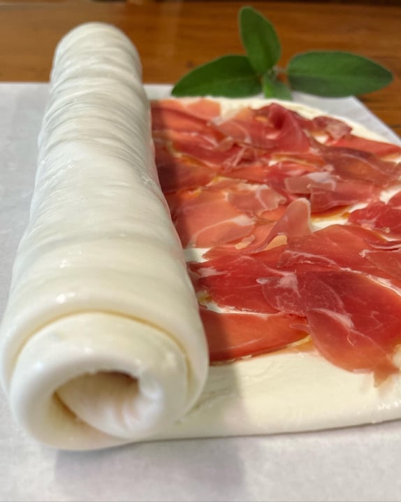 Sfogliatella di mozzarella ripiena di prosciutto cotto o crudo